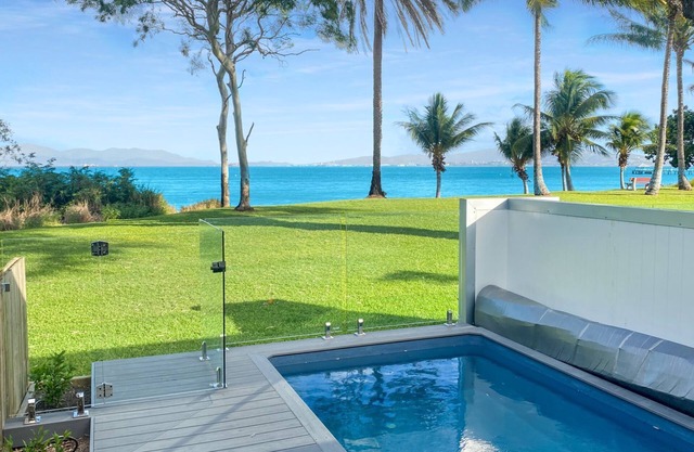 Rock Salt Villa 2 Situated on the foreshore at Picnic Bay