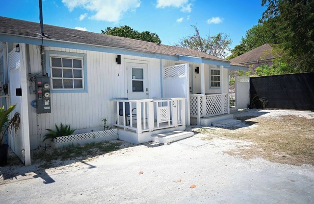 Rock Sound 2BR |Wine, Snacks, A/C + Walk to Eats