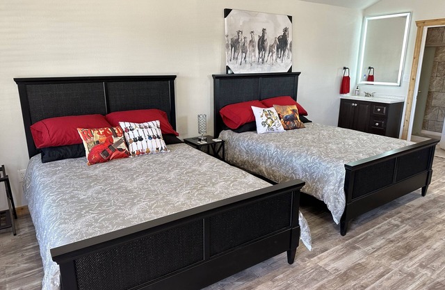 Rockin’ Pony Silver Dollar Winery Hill Countryn2 Queen Beds! Winery & Bistro