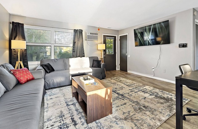 RocknRoll-Themed Apt ✧65"TV/WiFi/FreeParking