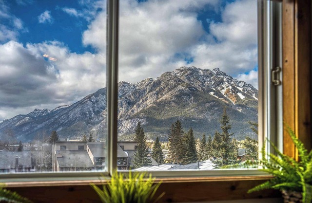 Rocky Mountain Retreat- Enormous House Sleeps 23