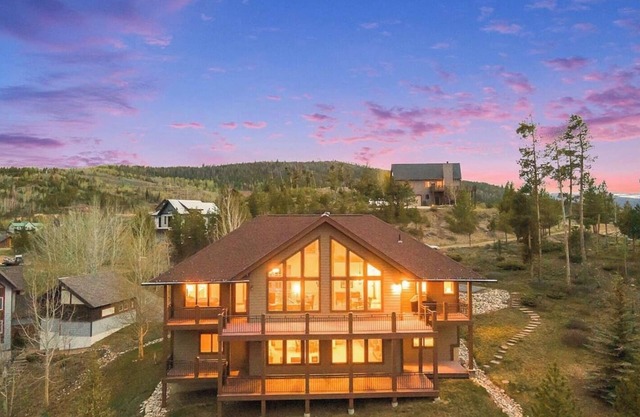 Rocky Mtn Natl Park views, close skiing & Hot Tub!