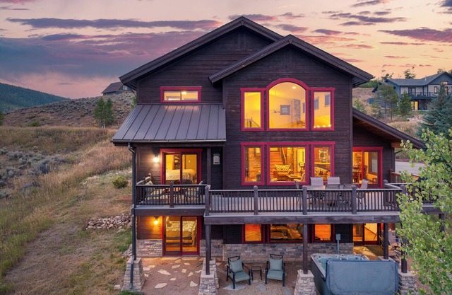Rocky Splendor: Hot Tub & Scenic Colorado Views