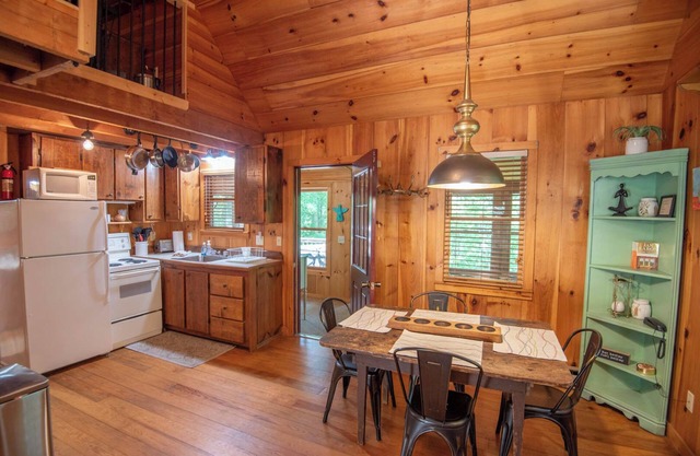 Rocky Top - New Listing! - Cozy Cabin - Hot Tub - Dog Friendly