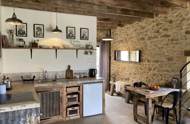 Romantic 1 bedroom loft apartment with pool, 5 min to Monpazier