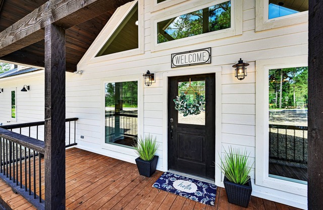 Romantic, Broken Bow farmhouse cabin🌲HOT TUB🌲Huge swaying pines 🌲King bed