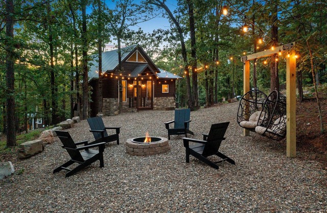 Romantic Cabin Getaway-Spa-Swing Chairs-EV Charger