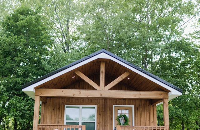 Romantic Cabin sitting on 18 acres of flat land surrounded by a creek!