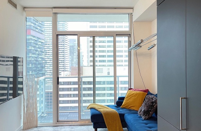 Romantic condo in a vibrant neighborhood, steps to all necessities/Big city life