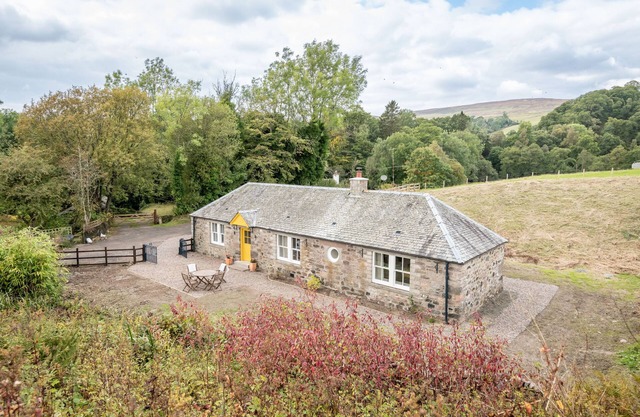 Romantic cottage for two in Outlander location with historic castle tour