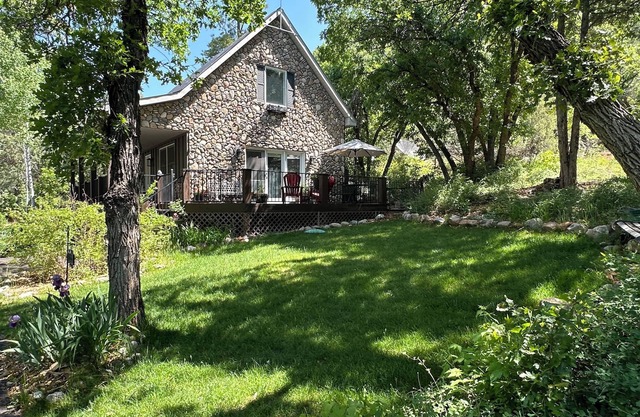 Romantic Cottage on Private Acreage 5 min. to Downtown- Incredible Views