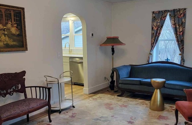 Romantic French Villa -- Just steps away from Moccasin Spring Spa!