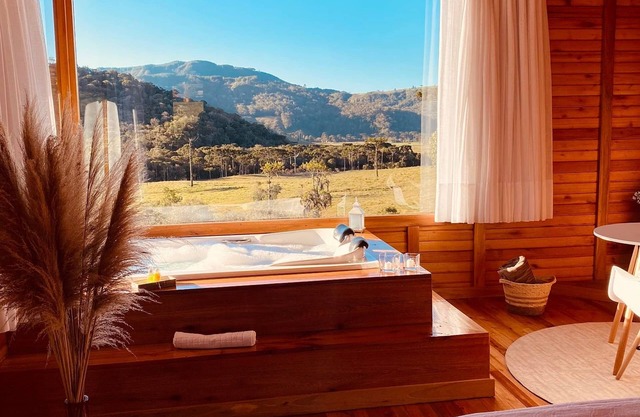 Romantic Getaway with Jacuzzi and Breakfast in Rancho Queimado