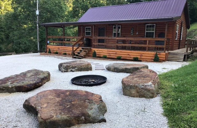 Romantic Getaway Cabin with Hot Tub and wi-fi