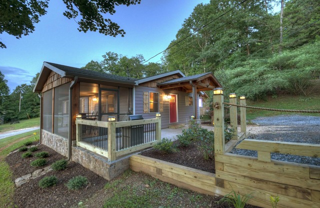 Romantic getaway, Outdoor MOVIES, fireplace,Hot Tub, KING BED, 1mile Downtown