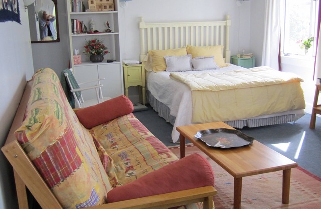 Romantic Harbourside Studio apartment @ water's edge - open all year 'round
