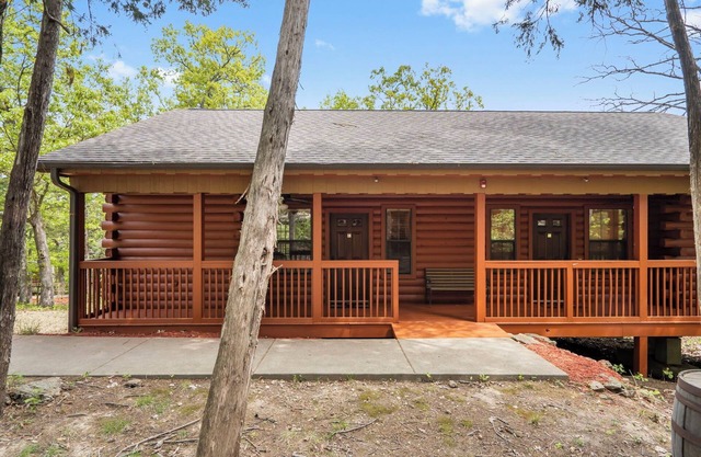 Romantic Hideaway Walk-in Cabin for Two - Fireplace & Whirlpool Tub