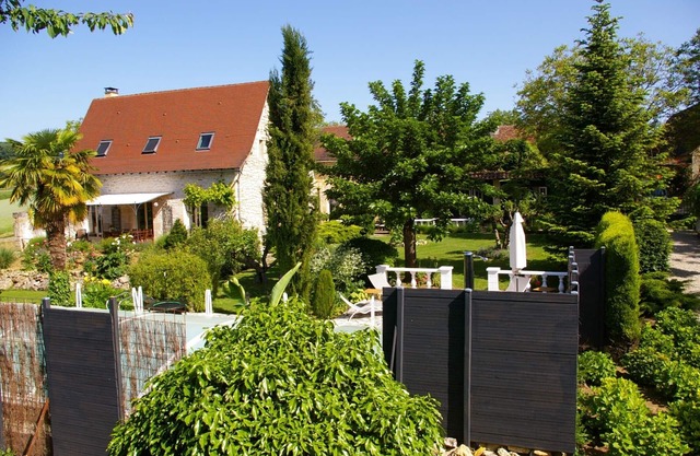 Romantic home with swimming pool and view on the valley