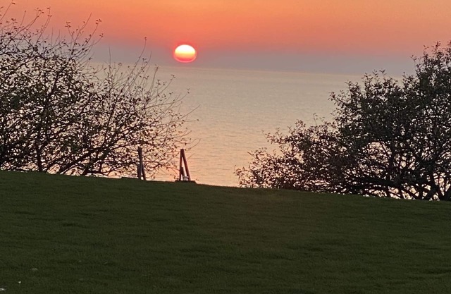 Romantic Huron Waterfront Cottage/pet friendly/Private Beach/OutShower/