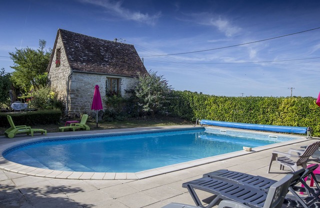 Romantic Loire Valley cottage for 2 with superb heated pool & carp fishing lak