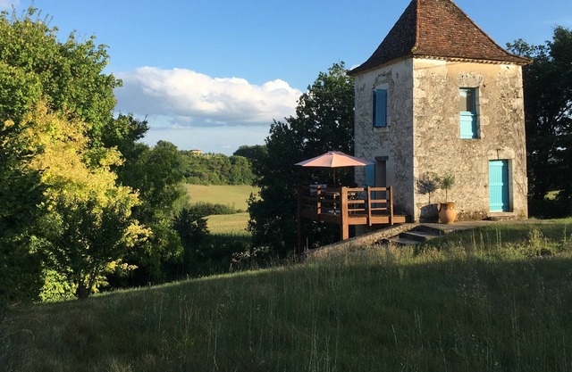 Romantic old tower near Villereal - Dordogne borders - perfect hideaway
