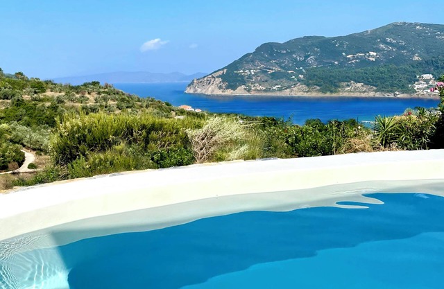 Romantic Pergamonto Cottage with private Pool & SeaView