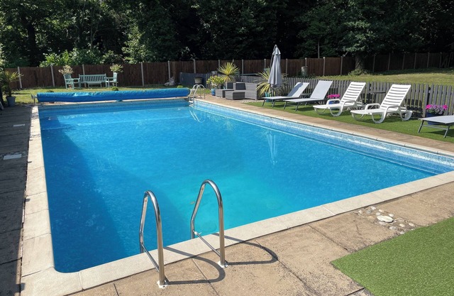 Romantic Pond view Orpington studio with outdoor swimming pool. Pet friendly