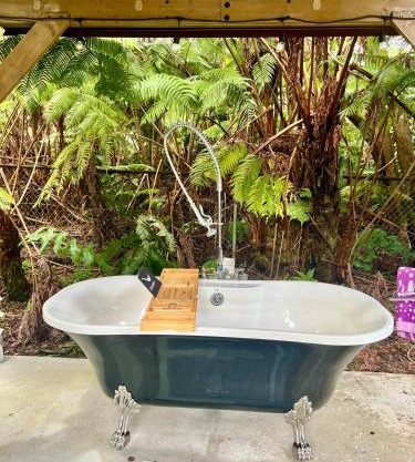 Romantic Retreat, Relax at Hot-tub, Indoor & Outdoor shower, firepit, 5 min to Hawaii Volcano park