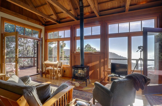 Romantic Ridgetop Escape w/Hot Tub Near Mendocino