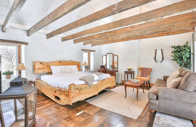 Romantic Stone Cottage Circa 1869-75 acres to Hike