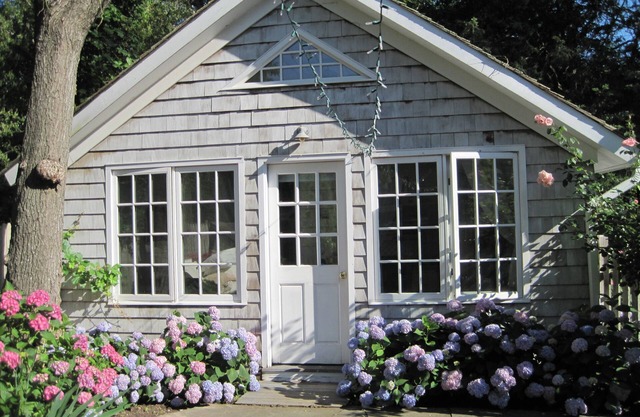 Romantic Studio Cottage, Walk to Town