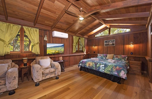 Romantic timber cabin on 75 acres with outdoor bath