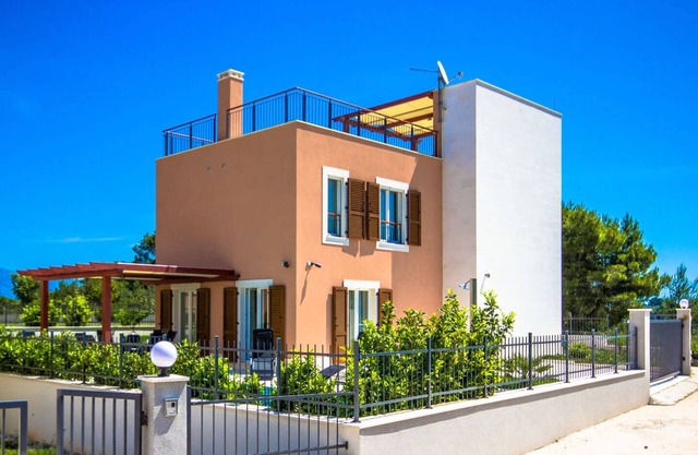 Romantic villa — 10 min from the beach!