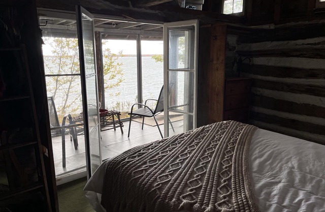 Romantic waterfront cottage spectacular sunsets