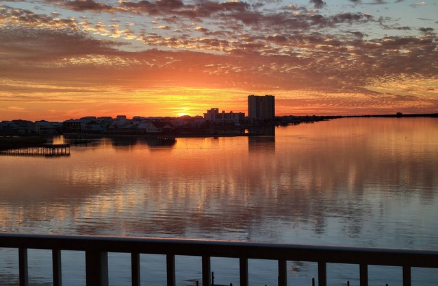 ROMANTIC WATERFRT Condo W/KNOCKOUT VIEWS! STEPS TO BEACH! Clean & beautiful.