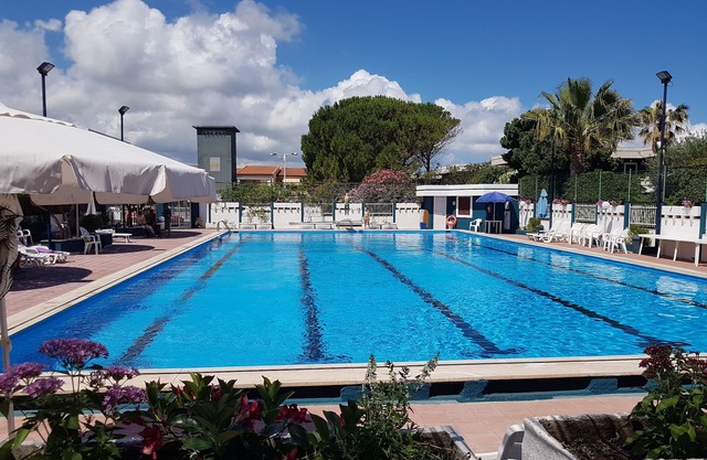 Rometta Marea: Villa in residential complex with swimming pool just 100 meters from the sea