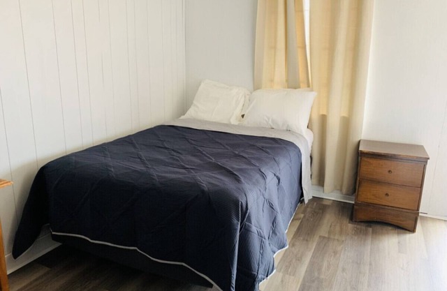 Room 10 - Standard Queen - Sleeps 2 - Harper Motel