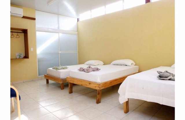 ROOM 3-C - 3 SINGLE BEDS