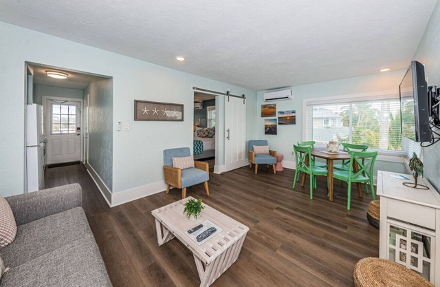 Room 7b · Newly Renovated 1- bedroom suite View of the Water