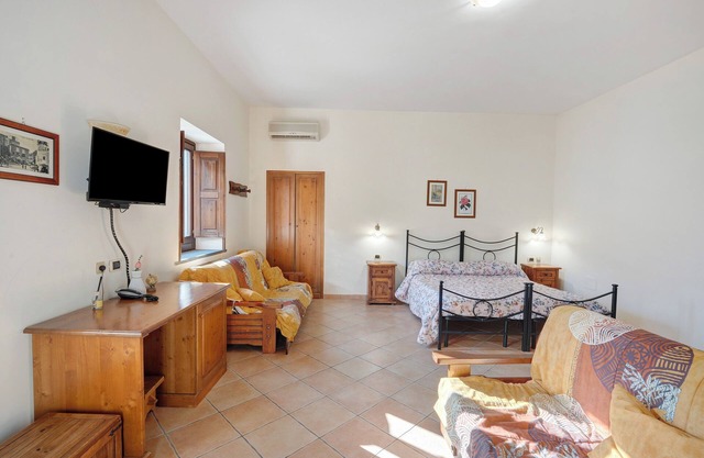 Room 'Capri Con Vista Monti E Cortile' with Shared Terrace, Shared Garden and Wi-Fi