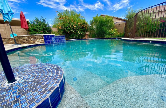 Room for rent with Pool,Waterfall,Spa,FirePit, Luxury Home near desert mountains