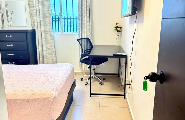Room in Apodaca with work area.