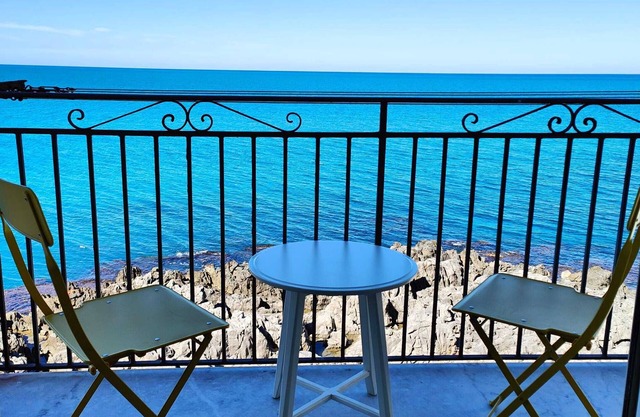 Room in Guest Room - Central Room With Balcony And Amazing Sea View