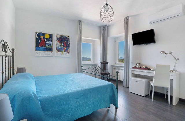 Room 'Matrimoniale Con Vista Montagna' with Mountain View, Wi-Fi and Air Conditioning
