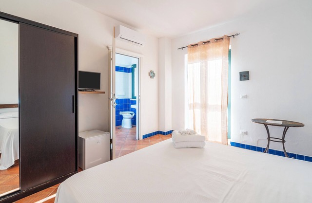Room 'Syrah R8' with Shared Pool, Wi-Fi and Air Conditioning