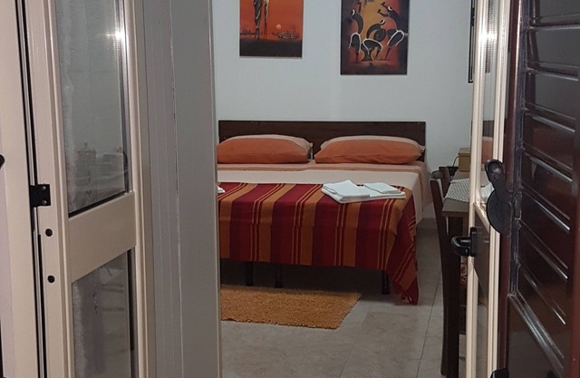 Room with private bathroom 100mt from the sea