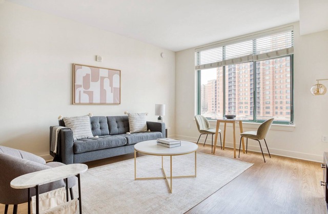 Roomy Clarendon 1BR w/W/D, Concierge & Gym, walk to Metro, by Blueground