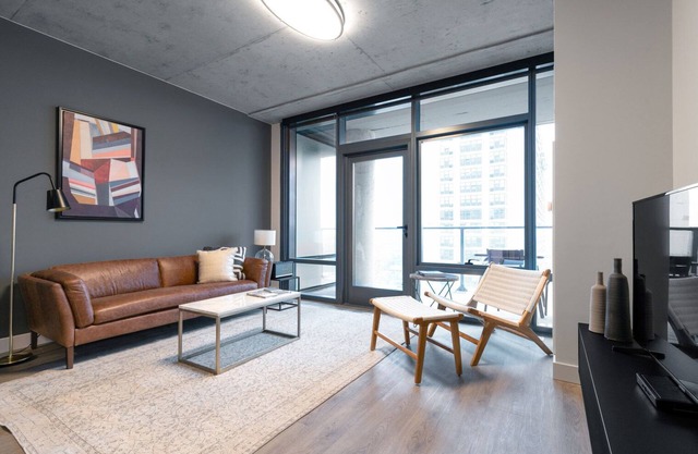 Roomy Lakeview 1BR w/W/D, Gym, near Lakefront Trail, by Blueground