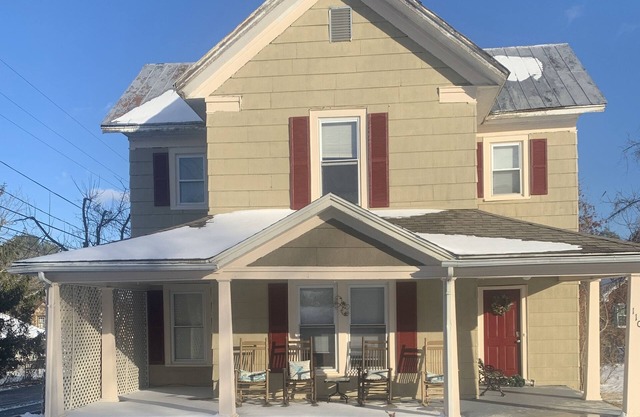 Roomy Outdoor Getaway close to Pipestem Park and Winterplace Resort.