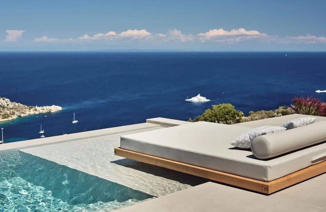 Rosa Luxury Suite – Heated Pool & Sea View